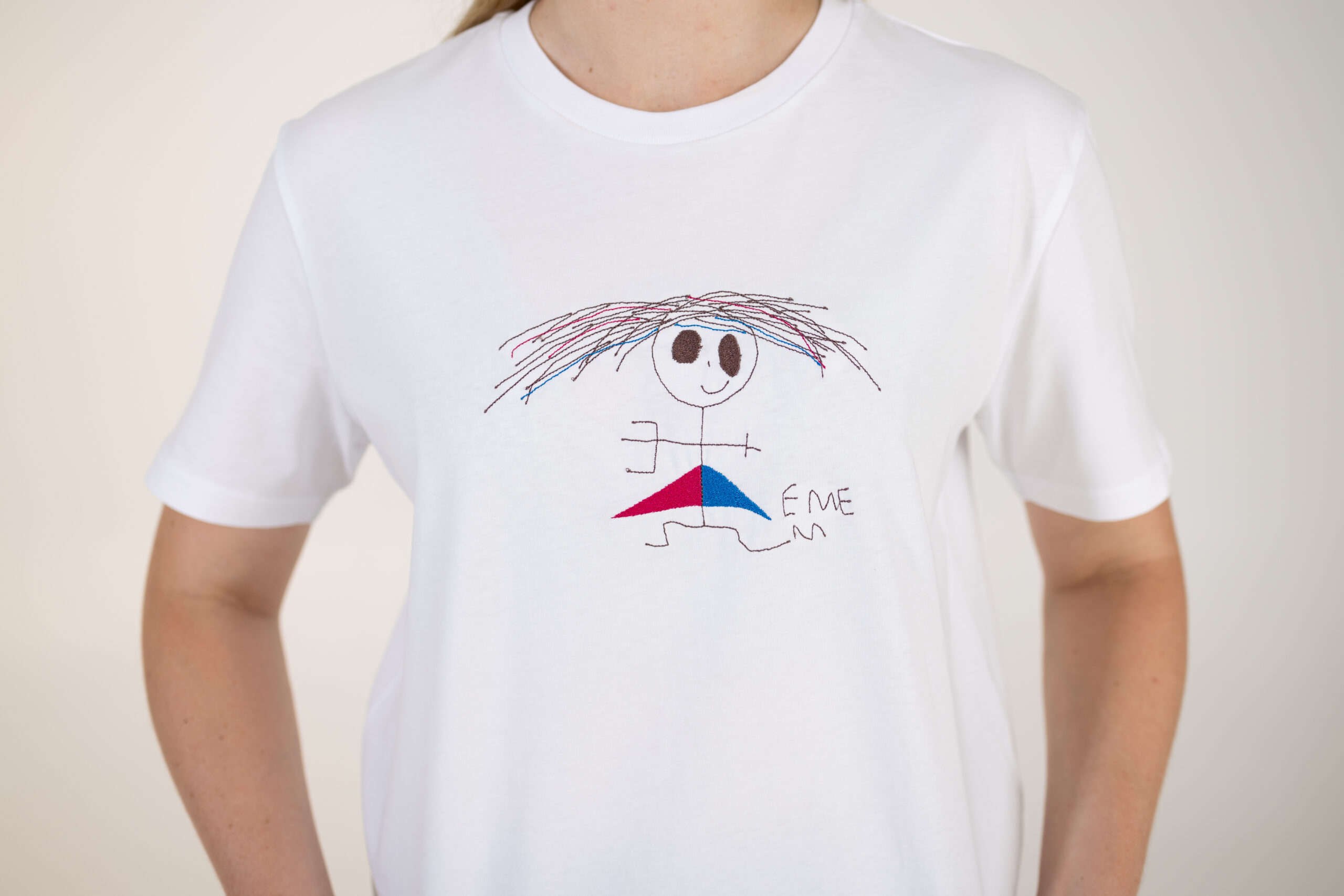 Lapse joonistas enda emmet ja meie tikkisime selle särgile.